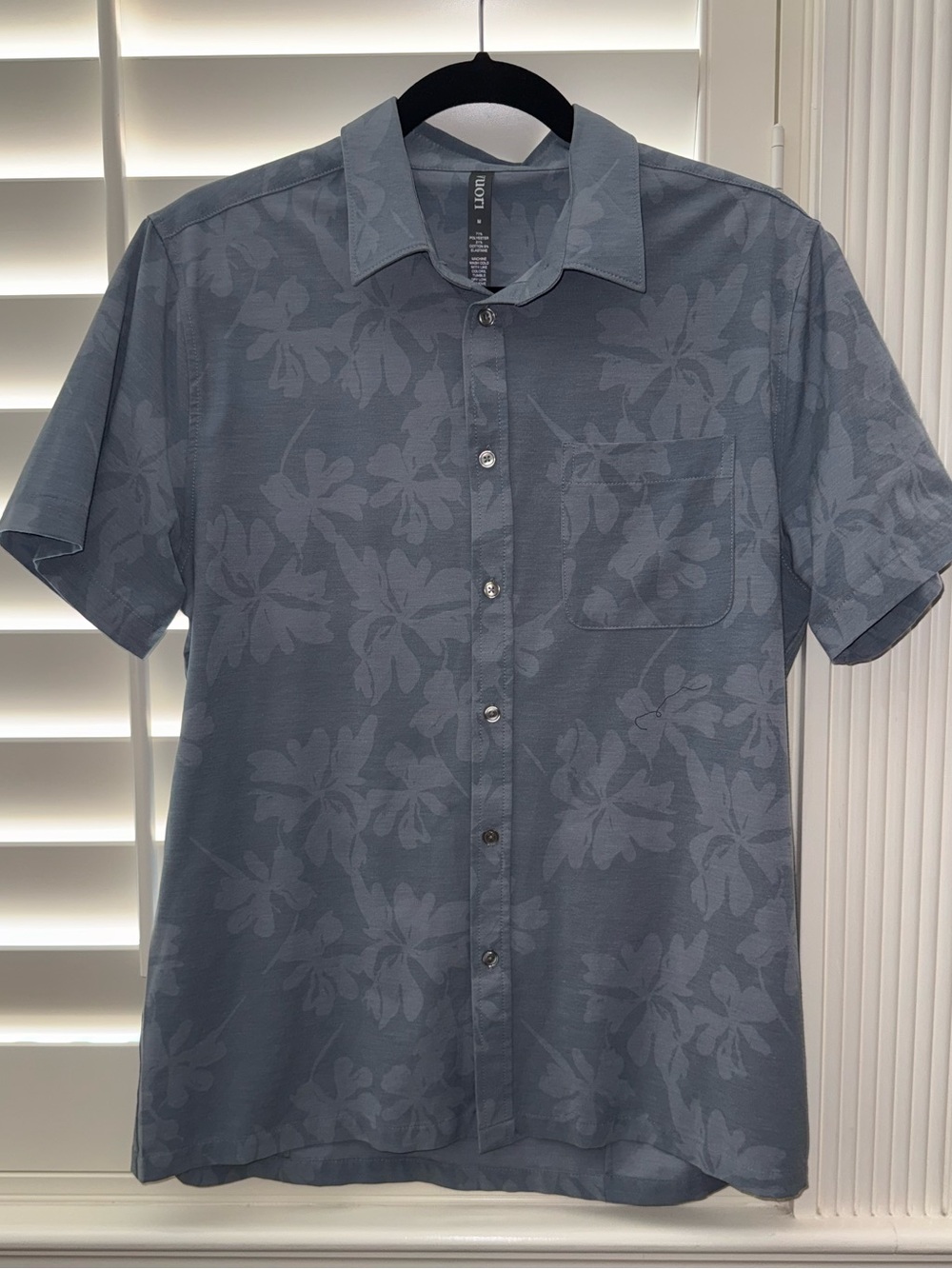 Vuori Men's Bridge Button Down Shirt Size Dusty Blue Plumeria Size Medium